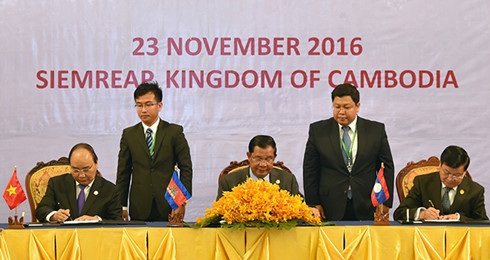 Campuchia-Lào-Việt Nam nhất trí kết nối 3 nền kinh tế - 1 Thủ tướng Nguyễn Xuân Phúc, Thủ tướng Campuchia Samdech Techo Hun Sen và Thủ tướng Lào Thongloun Sisoulith ký Tuyên bố chung