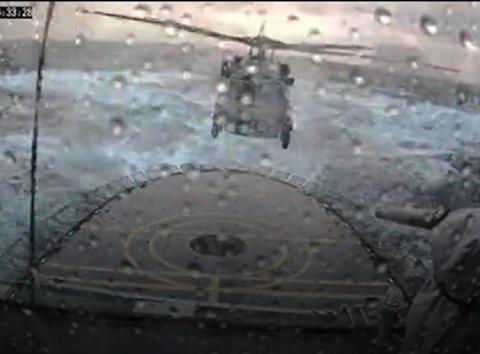 MH-60R Seahawk hạ cánh ngoạn mục trong sóng to bão lớn - 1 Chiếc MH60R Seahawks phải cố vài lần mới có thể hạ cánh trên bàn đáp trực thăng