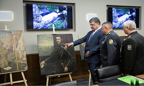 Mafia Ukraine và thị trường buôn lậu tranh, cổ vật, vũ khí - 1 Tổng thống Ukraine Petro Poroshenko (trái) bên các bức tranh bị đánh cắp từ Bảo tàng Castelvecchio, Verona, Italy.
