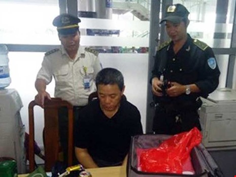 Một nghi phạm trộm đồ trên máy bay bị an ninh bắt giữ. (Ảnh Vietnam Airlines cung cấp)