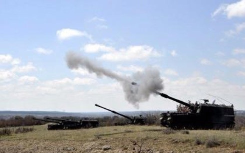 Quân đội Thổ Nhĩ Kỳ giao tranh ác liệt với IS tại Bắc Syria - 1 Quân đội Thổ Nhĩ Kỳ nã pháo bắn trả ác liệt các mục tiêu của IS ở phía bắc Syria. (Ảnh: Internet)