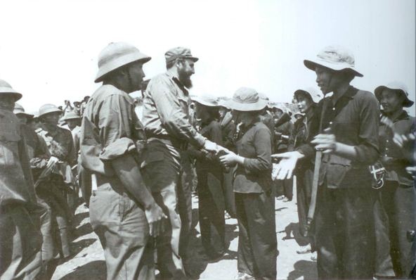 Vị Bộ trưởng 4 lần gặp Fidel - 1
Chủ tịch Fidel Castro bắt tay những nữ du kích Gio Linh, Quảng Trị.
