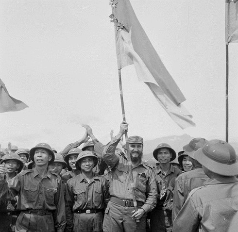 Fidel Castro và Cuba - Tình bạn, tình đồng chí tuyệt vời với Việt Nam - 1 Lãnh tụ Cuba Fidel Castro phất cao quân kỳ bách chiến bách thắng của đoàn Khe Sanh, quân giải phóng Trị Thiên - Huế. Ảnh: TTXVN.