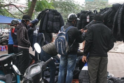 Khí lạnh tăng cường, dân buôn 'hái ra tiền"nhờ bán hàng trăm áo phao/ngày - 1 Áo phao giá rẻ bán vỉa hè đang thu hút nhiều người dân Hà thành.