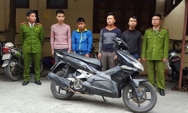 Các đối tượng và tang vật gây án tại cơ quan Công an.