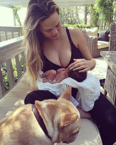 Sau nhiều năm cố gắng có con, cuối cùng đôi vợ chồng Chrissy Teigen và John Legend cũng đạt được ước nguyện và sung sướng chào đón cô con gái đầu lòng Luna Simone Stephens.
