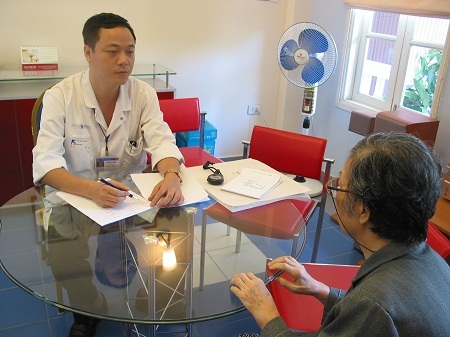 Thuốc trị ho, dùng khi nào? - 1 Tư vấn dùng thuốc cho bệnh nhân. Ảnh: TM