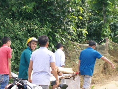 Chìm xuồng trên sông, 4 người tử nạn - 1 Một nạn nhân tử vong được đưa lên bờ