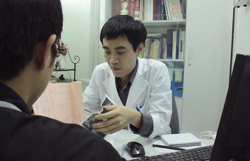 Vạch mặt chiêu “móc túi” của phòng khám nam khoa có bác sĩ ngoại - 1 BS Nguyễn Hoài Bắc khám bệnh cho bệnh nhân