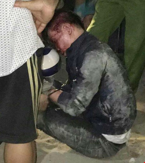 Trộm xe bị phát hiện, rút dao đâm 2 người trọng thương - 1 Đối tượng bị khống chế sau khi gây án.