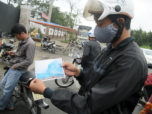 
Trước đó, Nhà máy thép Việt Pháp ở Điện Bàn liên tục bị người dân bao vây, phản ứng do gây ô nhiễm. Ảnh: Trương Hồng
