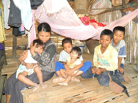 Lấy chồng... trả góp - 1 Chị Hờ Riu và các con, cháu sống trong nghèo đói vì hủ tục thách cưới.