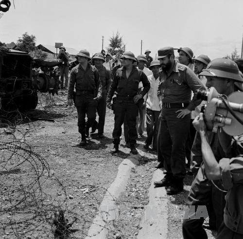 Phi-đen luôn ở bên Việt Nam trong thời khắc quan trọng - 1 Lãnh tụ Phi-đen Ca-xtơ-rô thăm căn cứ Tân Lâm và Dốc Miếu trong chuyến thăm Việt Nam tháng 9-1973. Ảnh: TTXVN