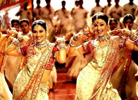 Đặc nhiệm Anh giả gái, diệt nhiều chỉ huy IS - 1 Nhạc Bollywood để nhận biết, gây bất đồng và khống chế IS.