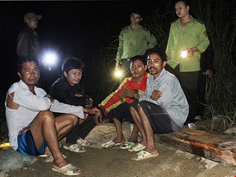 Đặc nhiệm luồn rừng nổ súng bắt lâm tặc - 1 Nhóm lâm tặc do Hà “đen” cầm đầu bị bắt. Ảnh: BÁO LÂM ĐỒNG