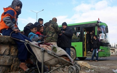 Quân đội Syria đạt bước tiến lớn ở Aleppo, người dân bắt đầu về nhà - 1 Người dân ở một số khu vực thuộc thành phố Aleppo, Syria đã có thể trở về nhà. (Ảnh: AFP)