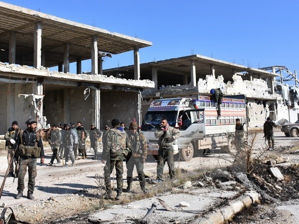 Quân nổi dậy ở Đông Aleppo bí mật đàm phán với chính phủ - 1 Lực lượng ủng hộ Chính phủ Syria sau khi giành lại quyền kiểm soát quận Myessar, phía đông Aleppo ngày 4/12. (Nguồn: AFP/TTXVN)