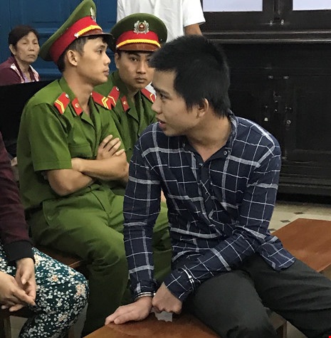 Tòa xử vụ con bị hiếp dâm phát hiện mẹ cũng là nạn nhân - 1 Tuấn quay tìm người thân khi tòa nghị án