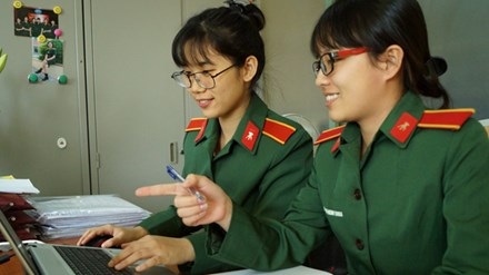 Hai “bông hoa” sáng tạo - 1
Kim Thoa (phải) và Thu Trang đang trao đổi về một đề tài nghiên cứu khoa học. Ảnh: Nguyễn Minh