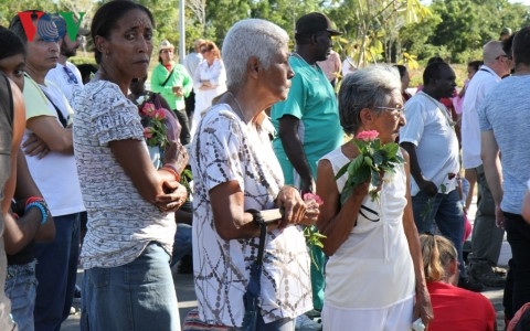 Những phóng viên Việt Nam đầu tiên được viếng Lãnh tụ Fidel Castro - 1 Người dân cầm hoa xếp hàng vào viếng Chủ tịch Fidel Castro.