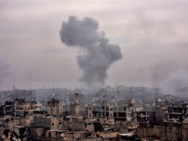 Khoảng 3.000 tay súng đầu hàng ở Syria sau đàm phán căng thẳng - 1 Khói bốc lên sau khi lực lượng Chính phủ Syria không kích các mục tiêu của quân nổi dậy trên đường tiến vào Karm al-Jabal để giải phóng Aleppo ngày 5/12. (Nguồn: AFP/TTXVN)
