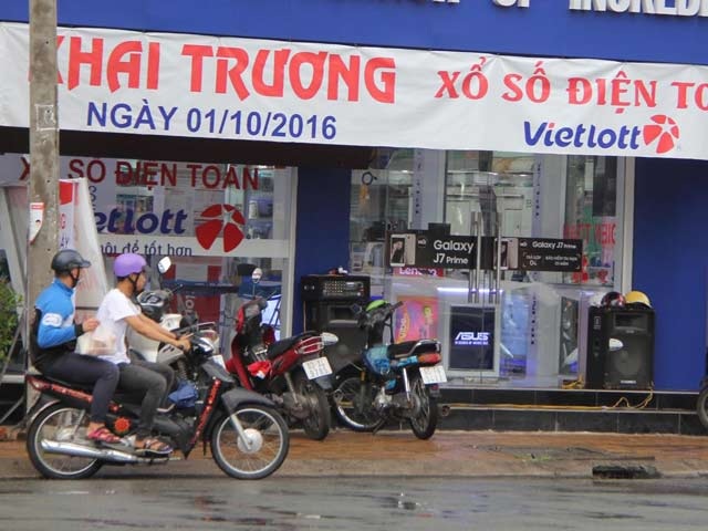 Sau "cơn sốt" Vietlott: Tổng kiểm tra vé số “kiểu Mỹ” ở miền Tây - 1 Nhiều điểm bán vé số Vietlott mọc lên như nấm ở miền Tây.
