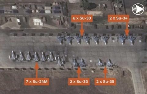 Nga thừa nhận phải đưa tiêm kích hạm lên bờ - 1 Hình ảnh Su-33 đậu tại căn cứ Hmeymim.