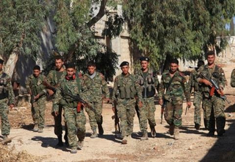 Phiến quân đầu hàng, Syria chiếm thành cổ Aleppo - 1 Binh sĩ quân đội Syria tiến vào khu phố đã giải phóng ở Aleppo