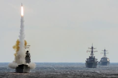Mỹ đổ chiến hạm vào Biển Đen khi Bastion đến Crimea? - 1 Chiến hạm Aegis Mỹ phóng tên lửa.
