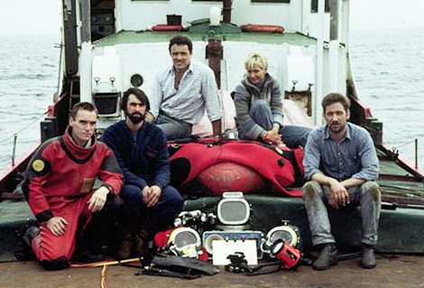 Bí ẩn tàu Wilhelm Gustloff với 100 triệu bảng Anh vàng (bài cuối) - 1 Phil Sayers (ngồi giữa) trên tàu Aphaia Bremen khi lặn tìm xác tàu Wilhelm Gustloff.