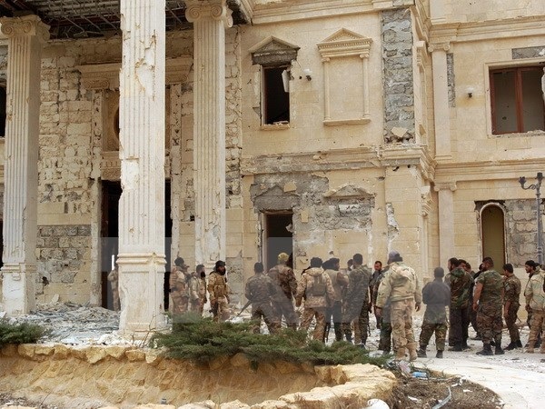 IS tiến được vào thành phố cổ Palmyra sau cuộc tấn công bất ngờ - 1 Binh sỹ quân đội Chính phủ Syria gác tại một khu vực ngoại ô thành cổ Palmyra. (Ảnh: AFP/TTXVN)