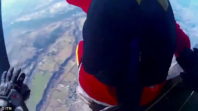 Ông già Noel chuẩn bị nhảy dù từ máy bay