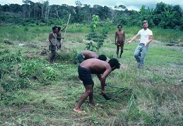 Tìm ra ngôn ngữ mất 10 năm mới có thể giao tiếp cơ bản - 1
Bộ lạc nguyên thủy nói thứ tiếng khó học nhất thế giới. (Nguồn: spiegel.de)