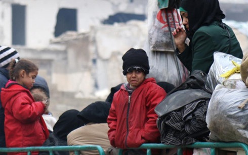 "Thảm kịch Aleppo có thể được ngăn chặn nếu Washington không chia rẽ" - 1 Người dân chờ lên xe buýt sơ tán khỏi vùng chiến sự Aleppo. (Ảnh: Reuters)