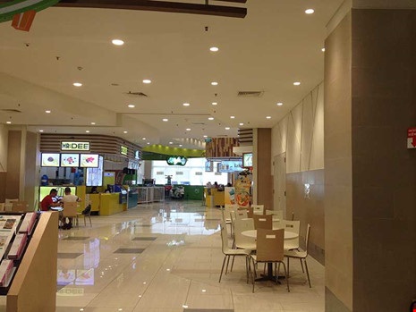 
Mùa kinh doanh sôi động nhất trong năm nhưng trung tâm thương mại lưa thưa khách. Ảnh: Tú Uyên
