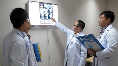 Cô gái trẻ đau vùng lưng hông, đi khám phát hiện ung thư thận - 1 Bác sĩ đọc phim chụp CT cho cô gái trẻ mắc ung thư thận.