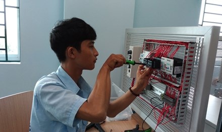 Bỏ điểm sàn đại học: Trường cao đẳng, trung cấp sẽ “chết” dần - 1 Nhiều trường CĐ- TC cho rằng việc Bộ GD&ĐT thay đổi chính sách giáo dục đã vô tình “giết” họ, đồng thời phá vỡ chính sách phân luồng giáo dục nghề nghiệp trong nhiều năm qua.