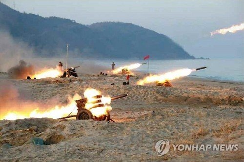 Kim Jong Un huấn luyện chiến đấu giữa đêm - 1 Báo Rodong Shimun của Triều Tiên số ra ngày 21/12 đăng ảnh chụp tập trận pháo binh. Ảnh: Yonhap