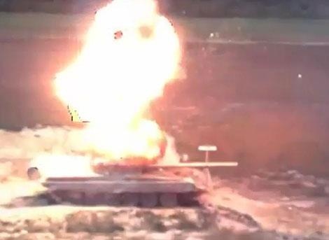 Tên lửa TOW tìm ra điểm yếu của T-72 để tấn công - 1 Khoảnh khắc đạn tên lửa TOW bắn trúng chiếc T-72.