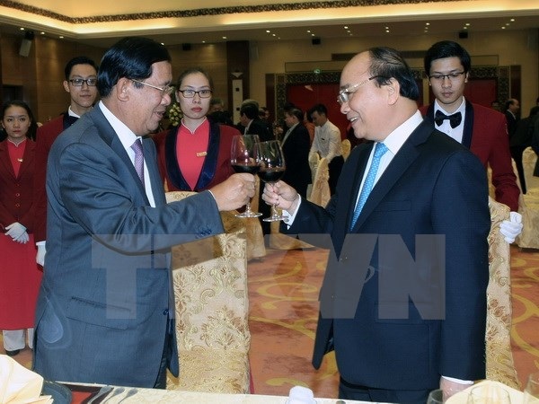 Toàn văn Tuyên bố chung giữa Việt Nam và Vương quốc Campuchia - 1 
Thủ tướng Nguyễn Xuân Phúc chúc mừng Thủ tướng Vương quốc Campuchia Samdech Akka Moha Sena Padei Techo Hun Sen. (Ảnh: Phạm Kiên/TTXVN)