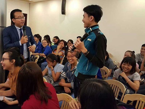 Giới trẻ sống ảo và những hậu họa khó lường - 1
Một sinh viên trao đổi với ThS Đào Lê Hòa An về chuyện sống ảo của các bạn trẻ. Ảnh: Hồng Minh