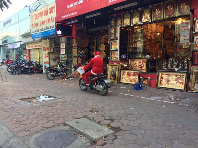Nở rộ dịch vụ làm ông già Noel phát quà dịp Giáng sinh - 1 Nở rộ dịch vụ làm ông già Noel phát quà dịp Giáng sinh - 1