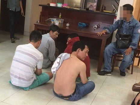 Giả thợ điện bắt sòng bạc ở chung cư cao cấp - 1 Trinh sát trong vai thợ điện đang bắt giữ các con bạc trong sòng bạc của Phước. (Ảnh: Công an cung cấp)