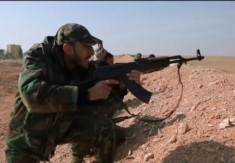 Quân đội Syria vẫn bó tay bị động ở Palmyra - 1 Binh sĩ quân đội Syria hoạt động chống khủng bố, bảo vệ căn cứ không quân Tyas (T4)
