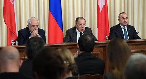 "Công thức mang tính cách mạng nhất" giải quyết khủng hoảng Syria - 1 Ngoại trưởng Nga, Iran và Thổ Nhĩ Kỳ họp báo sau cuộc họp 3 bên ở Moskva hôm 20-12.