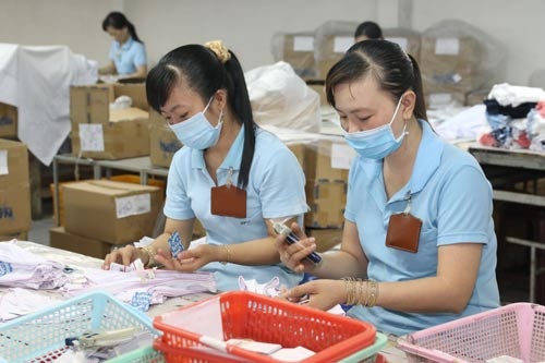 Thưởng Tết khó có đột biến - 1 Mức thưởng Tết bình quân tại các doanh nghiệp là một tháng lương cơ bản Ảnh: KHÁNH AN