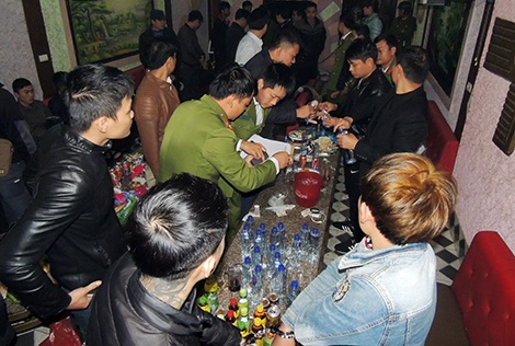 Chân tướng kẻ điều hành đường dây tội phạm nghiêm trọng - 1 Công an tỉnh Hà Nam bắt quả tang các đối tượng đang tổ chức sử dụng trái phép chất ma túy.
