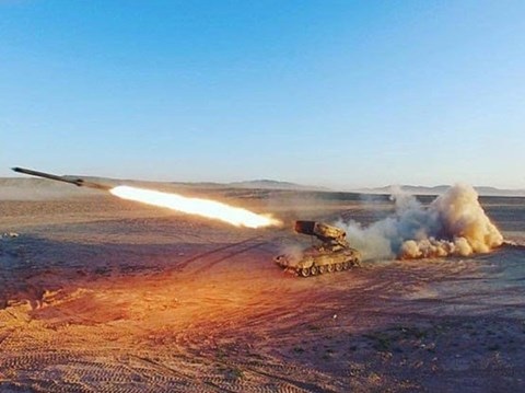 Syria tiêu diệt hàng loạt phiến quân IS tại sân bay chiến lược ở Palmyra - 1 Pháo binh quân đội Syria tấn công trên chiến trường Palmyra