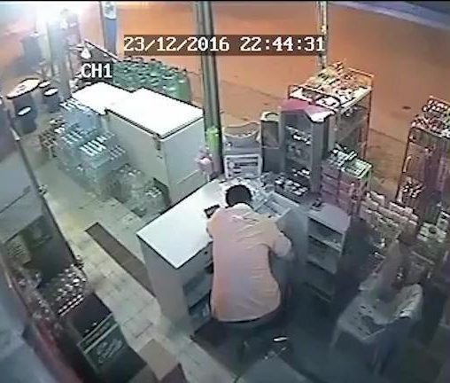 Người đàn ông đang chuẩn bị đóng cửa hàng thì chiếc xe điên lao tới