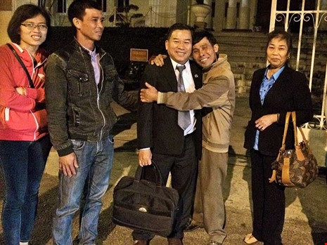 Hủy án vụ cả nhà bị tù vì mấy cái tát - 1 Gia đình bị cáo Trịnh Văn Chân vui mừng sau khi tòa phúc thẩm tuyên hủy án. Ảnh: NGÂN NGA